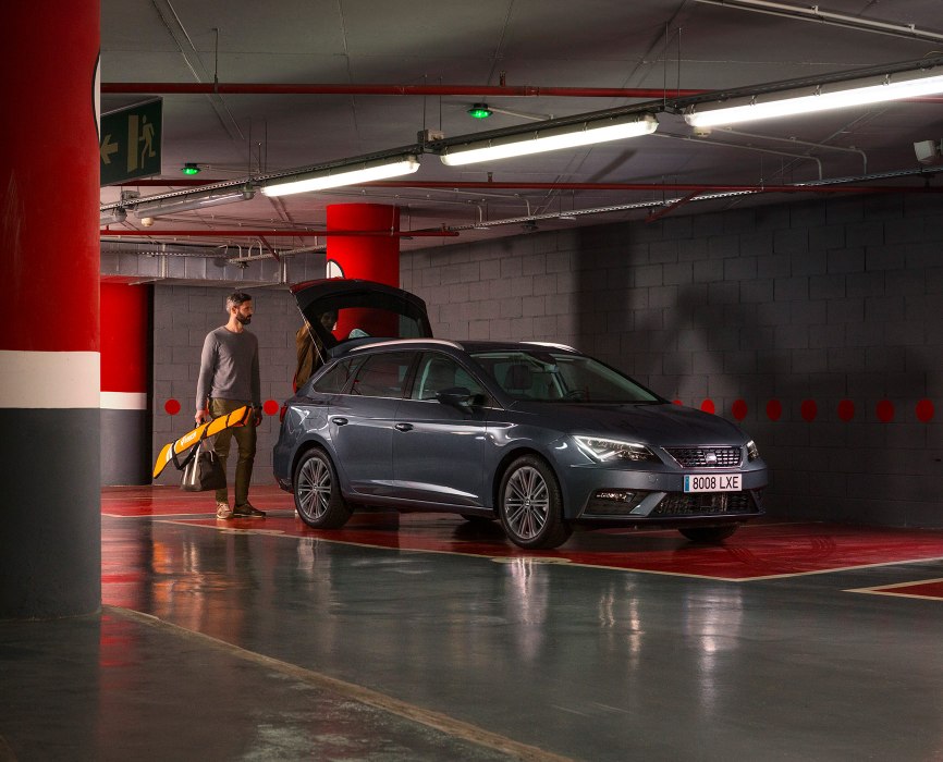 SEAT Leon Estate - Man putting items in his boot
