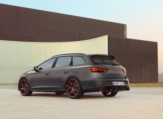 Leon CUPRA R Estate - Side of car