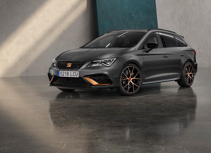 Leon CUPRA R Estate - Front of car